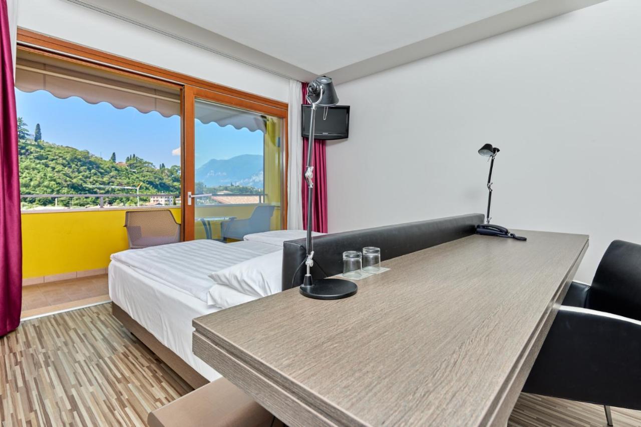 Vacanze 2000 - Adults Only